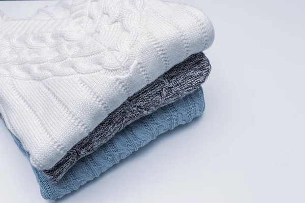 Στοίβα από άνετο σπιτικό καθαρό πλεκτό πουλόβερ σε παστέλ χρώματα, πλυντήριο και πλύσιμο ρούχων έννοια — Φωτογραφία Αρχείου
