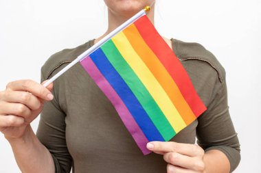 Lezbiyen bir kadın, hoşgörü ve eşcinsel haklarını koruma sembolü olarak elinde lgbt gökkuşağı bayrağı tutuyor.