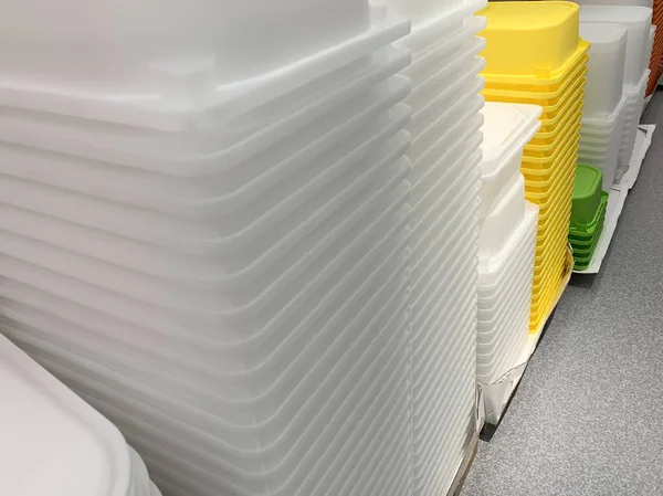 Birçok renkli plastik kap depolama nesneleri için evde istiflenmiş