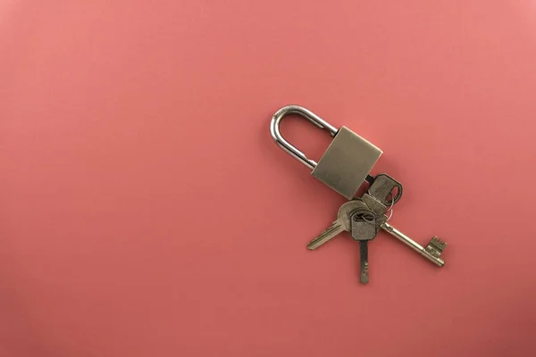 Pembe arka planda kilit ve anahtar izole edildi. yumuşak odak 