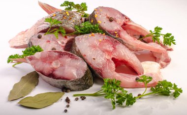 Beyaz arka planı baharatlı balık bifteği