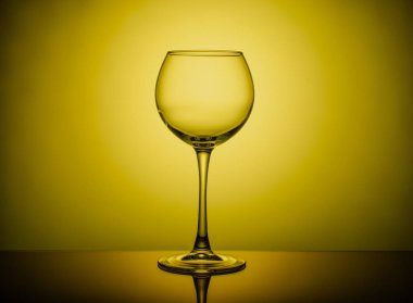 Renkli arkaplanda şarap bardağı boş