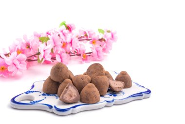 Seramik tepside çikolatalı trüf, beyaz izole arka plan, makro...