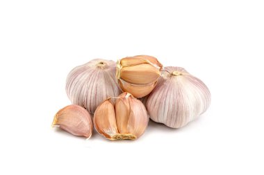 Kafalarda sarımsak ve dişlere bölünmüş beyaz izole bir arka planda yakın plan.