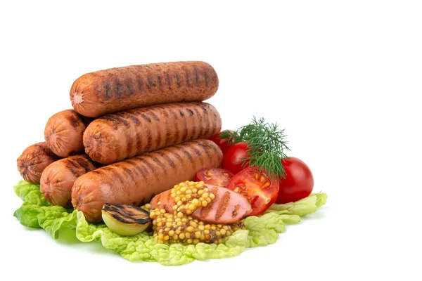 Läckra grillade korvar, körsbärstomater, dill, stekt vitlök, senapssås på ett salladsblad, närbild, isolerad vit bakgrund — Stockfoto