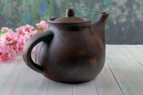 Teekanne Aus Rotem Ton Auf Einem Hellen Holztisch Nahaufnahme Horizontale — Stockfoto