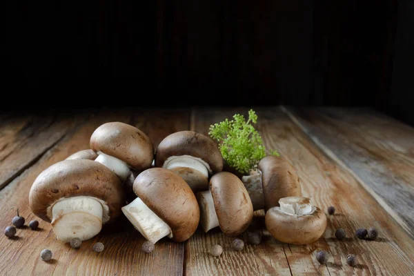 Royal Champignon Ganze Und Stücke Geschnittene Champignons Verstreute Paprika Nahaufnahme — Stockfoto