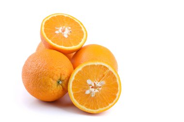 Beyaz arkaplanda üç portakal, yatay görünüm, makro