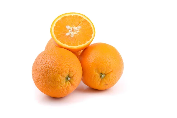 Tres Naranjas Enteras Cortadas Con Salpicaduras Jugo Cerca Sobre Fondo —  Fotos de Stock