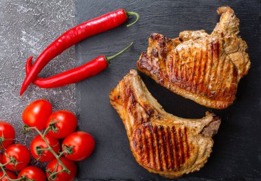 ızgara sosis, kiraz domatesleri, sarımsak, dereotu, bir bardak bira, hardal sosu, ahşap bir masada taze otlar, köy tarzı, yatay görüş.