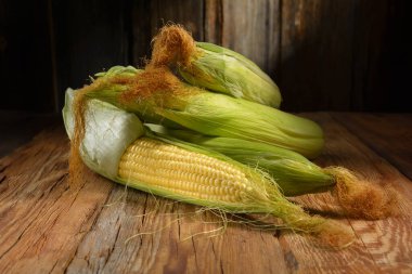 Tahta bir masaya yakın taze mısır, yatay manzara, kırsal stil, makro