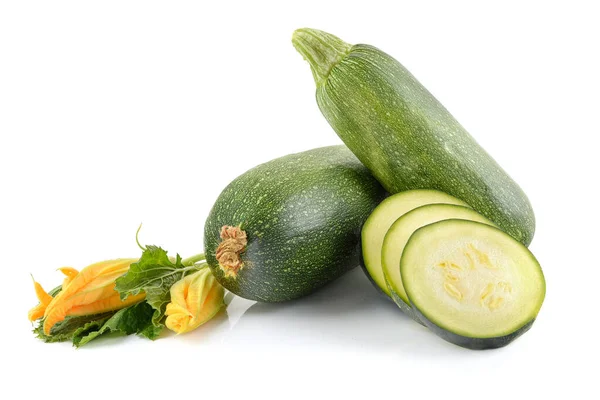 Drei Frische Zucchini Mit Grünen Blättern Und Blüte Isoliert Auf — Stockfoto