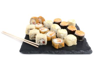 Bir sürahide mısır yağı, soyulmuş mısır koçanı ve tahıl, beyaz arka planda izole edilmiş metin alanı