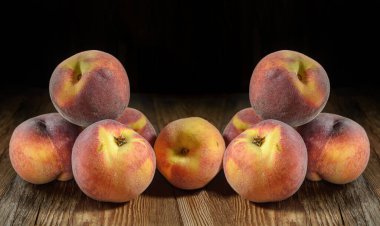 Olgun şeftaliler yakın plan koyu ahşap arka plan, yatay görüş, makro