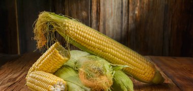 Tahta bir masaya yakın taze mısır, yatay manzara, kırsal stil, makro