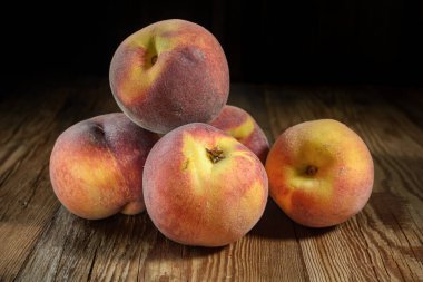 Olgun şeftaliler yakın plan koyu ahşap arka plan, yatay görüş, makro