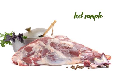 Beyaz izole bir arka planda, bir kemik üzerinde saf koyun bacağı. Yakın plan koyun eti. Taze koyun eti. yatay görünüm.