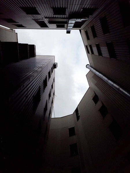 необычный вид снизу домов
