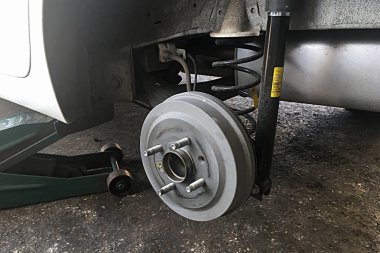 Garajda tekerlek yerine çalışma