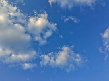 bulutlu mavi gökyüzü.