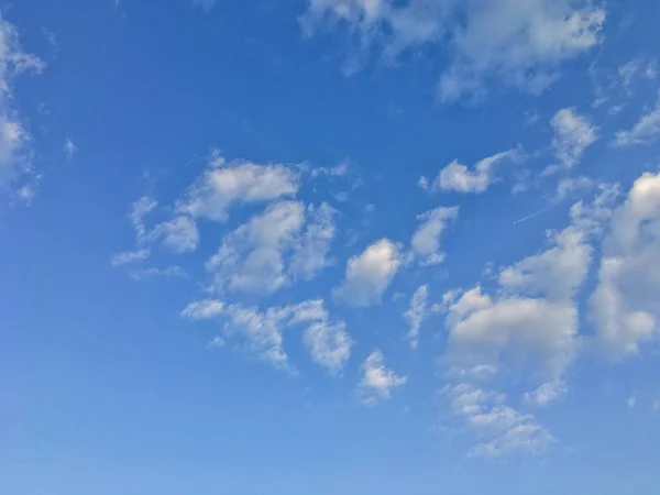 Пасмурное голубое небо. — стоковое фото