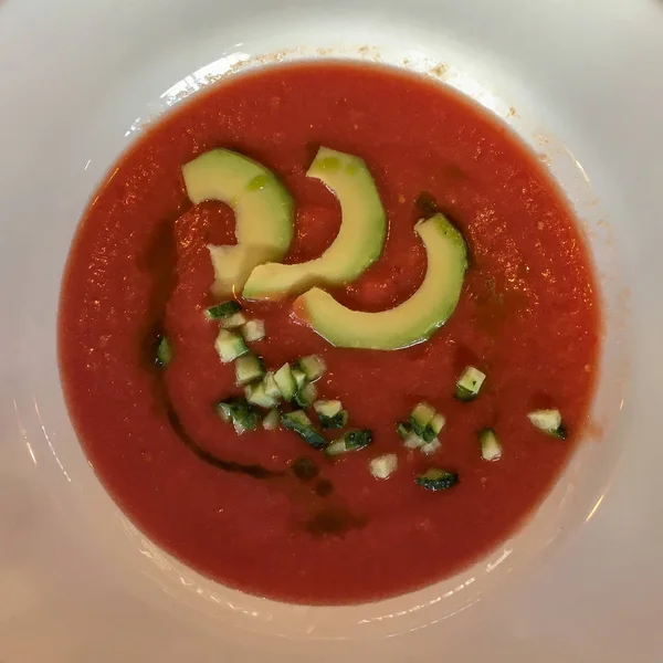 Tabak çorba Gazpacho üst görünümü ile.