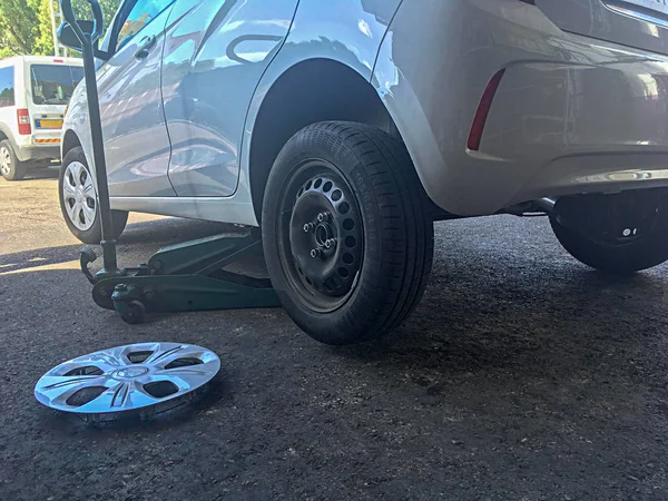 Garajda tekerlek yerine çalışma