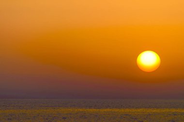 Güneşin deniz üzerinde