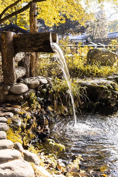 Kleiner Wasserfall Herbst — Stockfoto