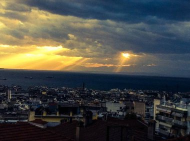        Dünya bir resim gibidir.