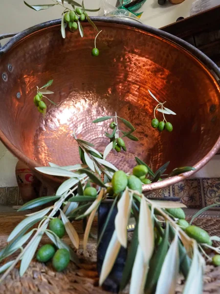 Oliven Fallen Auf Kupferkessel — Stockfoto