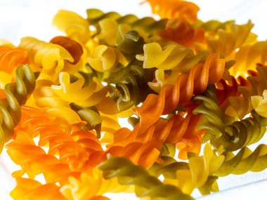 Sert makarna hayatı, buğday unundan yapılan tipik İtalyan yemekleri, bazen yumurta veya sebze eklenerek..