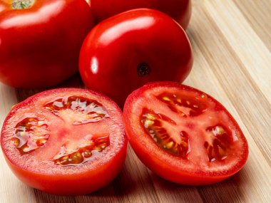 Taze kırmızı domates. Akdeniz diyetinde yaygın olarak kullanılan bir sebze..