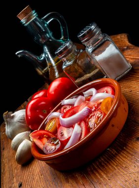 Domates, soğan ve zeytinyağı salatası.