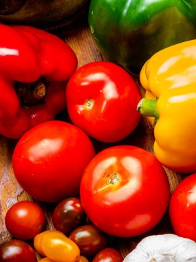 Sebze, biber, domates ve sarımsak dolu bir hayat.