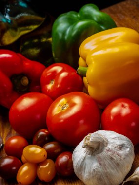 Sebze, biber, domates ve sarımsak dolu bir hayat.