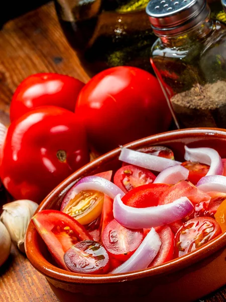 Domates, soğan ve zeytinyağı salatası.