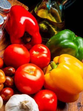 Sebze, biber, domates ve sarımsak dolu bir hayat.