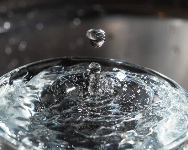 Turbulencia Superficie Del Agua Vaso Después Que Una Gota Agua — Foto de Stock