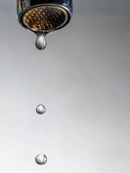 Ein Schlecht Geschlossener Wasserhahn Leckt Wasser — Stockfoto