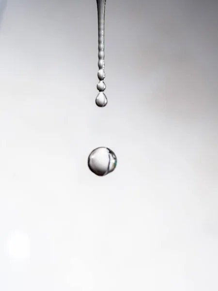 Gotas Água Flutuam Antes Bater Chão — Fotografia de Stock