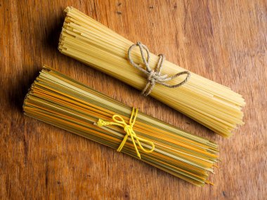 Durum buğday spagettisi üç renkli.