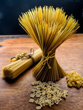 Durum buğday spagettisi üç renkli.