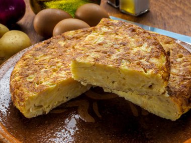 Yumurta, patates ve soğana dayalı geleneksel İspanyol yemeği.