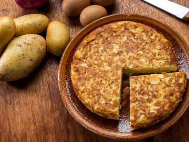 Yumurta, patates ve soğana dayalı geleneksel İspanyol yemeği.