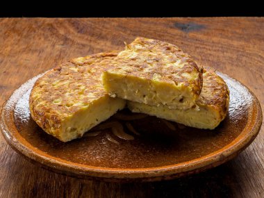 Yumurta, patates ve soğana dayalı geleneksel İspanyol yemeği.