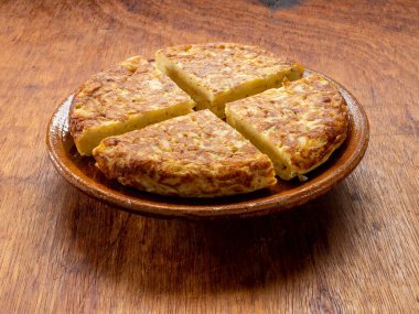 Yumurta, patates ve soğana dayalı geleneksel İspanyol yemeği.