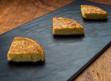 Yumurta, patates ve soğana dayalı geleneksel İspanyol yemeği.