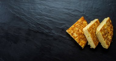 Yumurta, patates ve soğana dayalı geleneksel İspanyol yemeği.