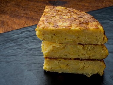 Yumurta, patates ve soğana dayalı geleneksel İspanyol yemeği.